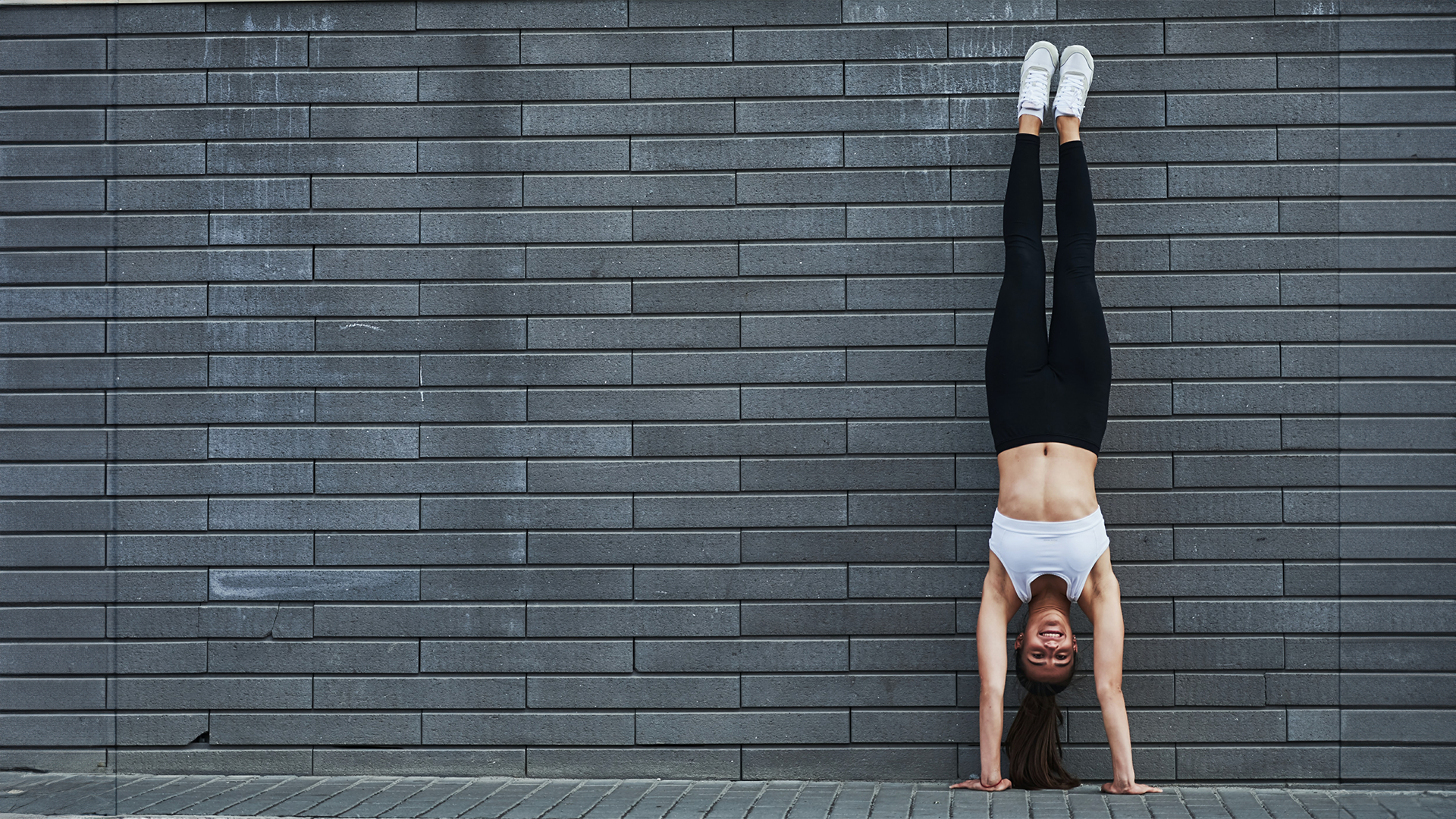 Standing wall plank online exercise